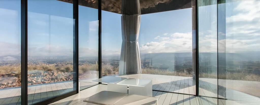 Стеклянный дом в пустыне Испании